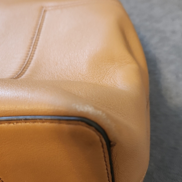 Tory Burch Block T Bucket Bag Tan Leather - Picture 5 of 11